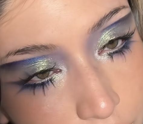 Metallic Blue Eyeshadow, Blue Iridescent Makeup, Metallic Eyeshadow Looks, 90s Blue Eyeshadow, Duochrome Makeup, Goddess Halloween, Blue Eyeshadow Makeup, Grey Eyeshadow, Silver Makeup