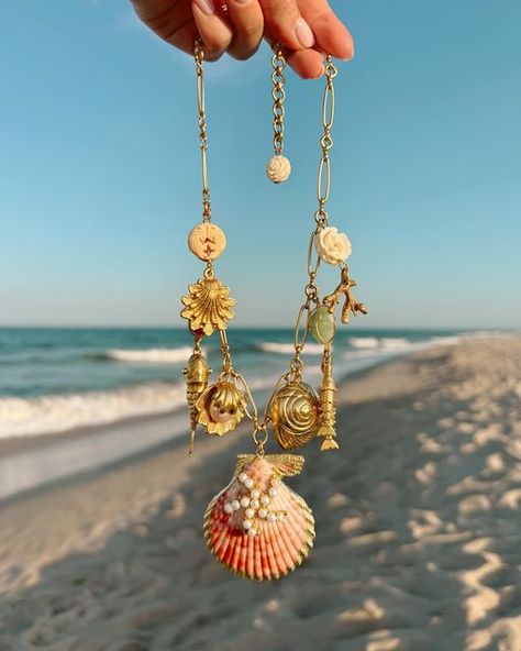 Brinker + Eliza on Instagram: "Feels like summer 🐚" Chunky Gold Chain Necklace, Chunky Gold Jewelry, Faberge Jewelry, Body Decor, Tropical Jewelry, Ocean Inspired Jewelry, Feels Like Summer, Beachy Jewelry, Chunky Gold Chain