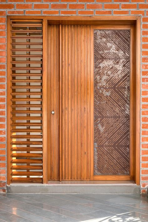 Traditional Main Door Design, Pintu Interior, House Main Door, Modern Wooden Doors, Main Entrance Door Design, Main Entrance Door, Wooden Main Door, Doors Design, Wooden Main Door Design