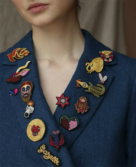 Embroidery Workshop, Brooch Diy, Gold Work, Embroidery Jewelry, Brooches Handmade, Beaded Brooch, Embroidery Inspiration, Fabric Jewelry, Fashion Details