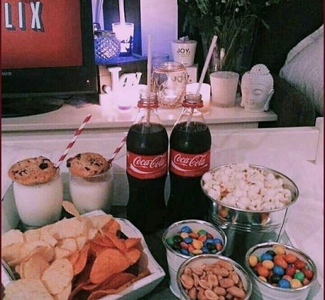 Sleep Over Food, Movie Food Ideas, Aesthetic Popcorn, Coca Cola Aesthetic, Cola Aesthetic, Aesthetic Sleepover, Snacks Aesthetic, Sleepover Snacks, Movie Food