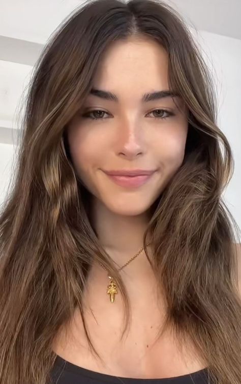 Madison Beer Outfits, Jennifer Brown, Beer Outfit, Shot Hair Styles, Without Makeup, Madison Beer, Cute Selfie Ideas, Girl Face, Maquillaje De Ojos