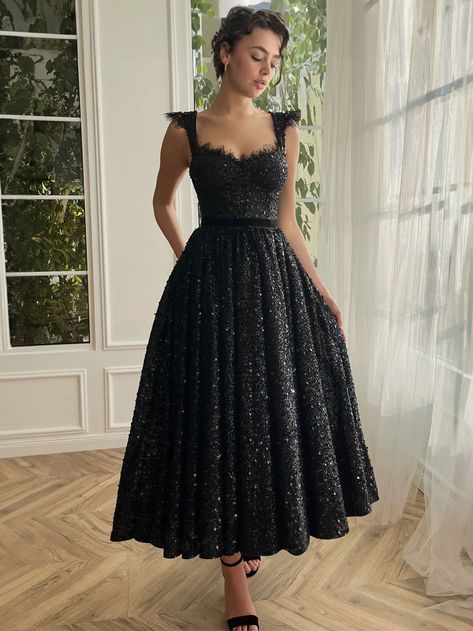 DescriptionStyleSexy, ElegantSleeve LengthSleevelessNecklineSweetheartFabricSequinedEmbellishmentSequins, LaceDesignBacklessSilhouetteA-LineWaistlineRaisedBack DetailsBacklessSlit TypeNo open seamPatternSolid ColorOccasionPartySeasonSpring, Summer, FallGroupAdultsGenderWomenBuilt-in BraNoClosuresZipperLengthMediumWeight0.6kg Sweetheart Neck Dresses, Plus Size Vintage Dresses, Black Spaghetti Strap Dress, Graduation Party Dresses, Black Homecoming Dress, Vintage Black Dress, Homecoming Dresses Long, Party Kleidung, Dress Women Elegant