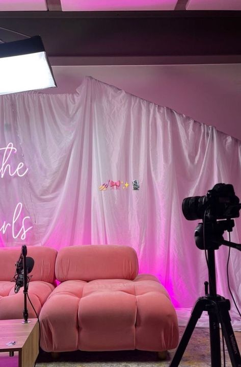 Pink Podcast Setup, Vlogging Room Ideas, Youtube Recording Studio, Influencer Room Set Up, Pink Podcast Room, Influencer Studio Setup, Cozy Podcast Studio, Content Creator Studio Space, Podcast Room Aesthetic