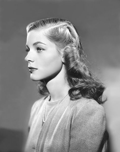 Lauren Bacall Bogie And Bacall, Bogart And Bacall, Side Portrait, Comic Face, 1940s Hairstyles, 얼굴 그리기, Classic Movie Stars, Lauren Bacall, Old Hollywood Stars