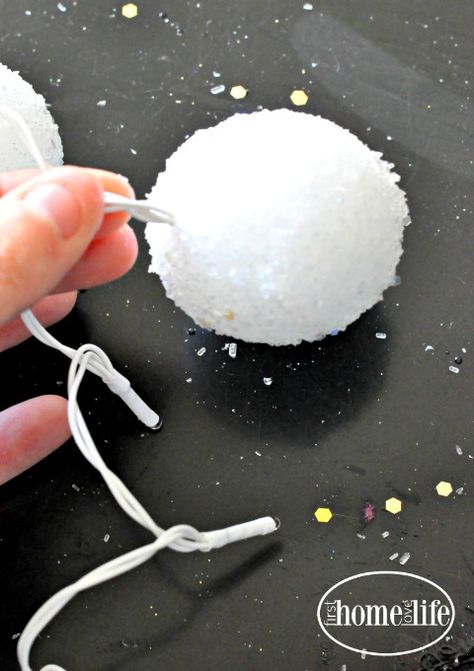 White Christmas Garland Diy, Diy Snow Garland, Cotton Ball Snow Garland, Snowflake Garland Diy, Diy Snowballs, Snowball Garland, Diy Winter Wonderland Decorations, Snow Garland, Fake Snowballs