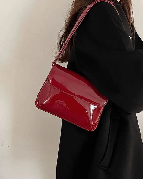 Retro Red Patent Leather Small Shoulder Bag with Magnetic Closure 🔴✨ Only for $24.95 with free shipping! Order product here: https://shortlink.store/rvxauzis7c5i #retroredbag #patentleatherbag #redshoulderbag #retrostyle #redpatentleather Minimalist Tote Bag, Patent Leather Bag, Vintage Crossbody Bag, Patent Leather Handbags, Leather Handbags Women, New Fashion Trends, Shoulder Messenger Bag, Small Shoulder Bag, Stylish Fashion