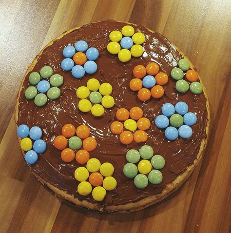 Chocolate cake with smarties flowers #aesthetic #beautiful #flowers #food #yummy #eat #yum Smartie Cake, Smarties Cake, Summer Cake, Homemade Birthday Cakes, Summer Cakes, Flowers Aesthetic, Food Yummy, Aesthetic Summer, Chocolate Cake