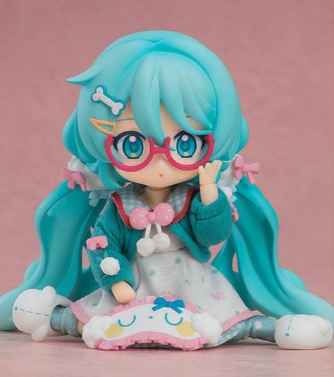 Strawberry Miku Pfp, Cute Figures Kawaii, Vocaloid Figurines, Hatsune Miku Figurines, Christmas Miku, Sakura Hatsune Miku, Strawberry Miku, Hatsune Miku Art, Hatsune Miku Doll