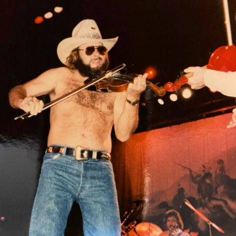 I saw him in concert 1988 and I remember him doing the same thing! Hank Jr, Cowboys And Angels, Old Country Music, Cabin Theme, Cowboy Aesthetic, Hank Williams Jr, Outlaw Country, Country Stuff, Hank Williams