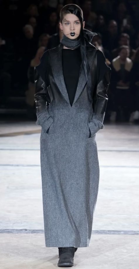 Yohji Yamamoto used gradient leather for FW16 Yoji Yamamoto, Woman Suit, Style Clothes, Artist Statement, Brutalism, Yohji Yamamoto, Fashion Details, Mens Coats, Suits For Women