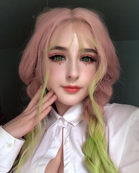 Anime Hair Color Ideas Real Life, Mitsuri Inspired Makeup, Mitsuri Kanroji Cosplay Makeup, Mitsuri Inspired Hair, Mitsuri Kanroji Hair Dye, Mitsuri Kanroji Hairstyle, Mitsuri Makeup Look, Mitsuri Hair Color, Mitsuri Cosplay Makeup