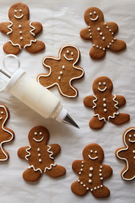 Gingerbread Men – A Palate For Pie Gingerbread Cookies Decorated, Cute Christmas Cookies, Christmas Biscuits, Ginger Bread Cookies Recipe, Ginger Cookies, Christmas Feeling, Xmas Food, Christmas Sugar Cookies, Gingerbread Men