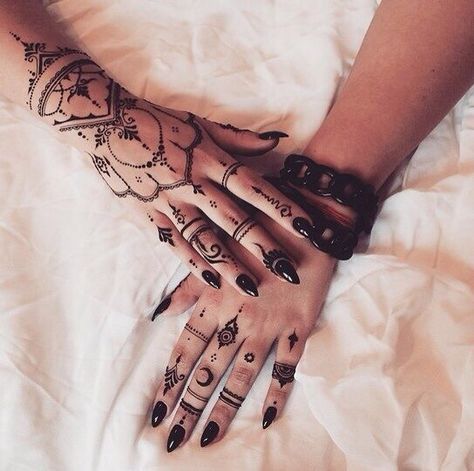 Henna gothic Henna Hand Designs, Henna Ink, Henne Tattoo, Cute Henna Designs, Stick Tattoo, Jagua Henna, Henna Inspo, Vampire Witch, Henna Inspired Tattoos