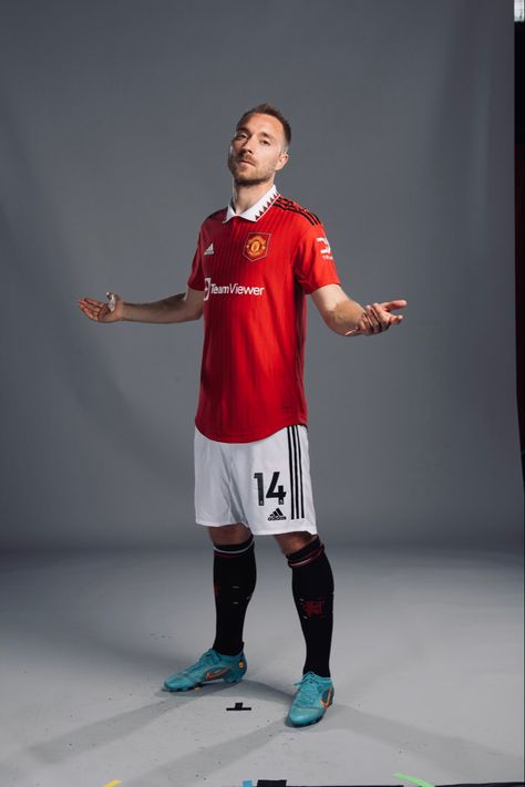 Football Player Photoshoot, Sports Media Day, Surf Photoshoot, Soccer Team Photos, Soccer Poses, Football Celebrations, Jersey Bola, Football Poses, Volleyball Photos