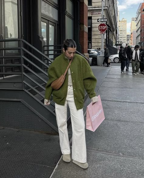 Light Green Jacket Outfit, Spring Jackets For Women 2024, Cold Spring Day Outfit, Birkenstock Outfit Ideas, Olive Jacket Outfit, Sage Outfits, Women Birkenstock, Birkenstock Boston Outfit, Green Jacket Outfit