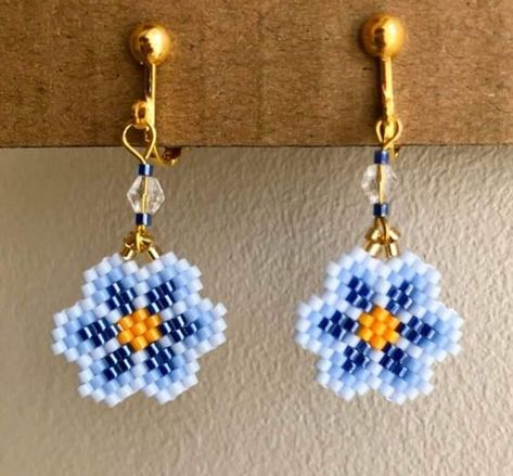 Small Brick Stitch Patterns, Brick Stitch Earrings Pattern Ideas, Brickstitch Earring Patterns, Miyuki Beads Pattern, Seed Bead Projects, Beaded Earrings Diy, Beaded Jewlery, Brick Stitch Earrings, Bead Charms Diy