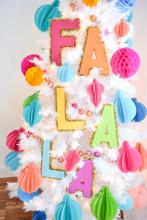 Decorative Tinsel Christmas Tree Letters: Easy Christmas Tree DIY. How to make large Christmas letters for your Christmas tree. Tree Letters, Easy Christmas Tree, Diy Natal, Tinsel Christmas, Tinsel Christmas Tree, Christmas Letters, Christmas Tree Diy, Rainbows Christmas, Merry Bright Christmas