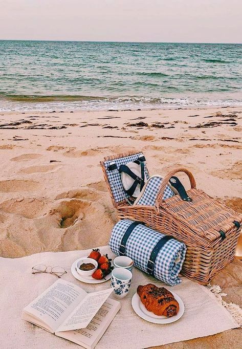 Summer Esthetics, Picnic Inspiration, Picnic Date, Picnic Set, A Picnic, Summer Wallpaper, Happy Summer, Beach Picnic, Aesthetic Summer