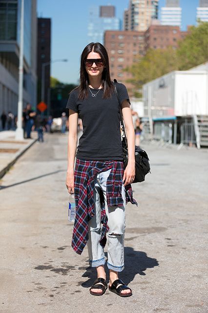 The Transitional-Weather Style Tip To Keep You Feeling Good All Day #refinery29  http://www.refinery29.com/tied-around-waist#slide5  Tie your shirt slightly off center to create a modern spin on this tried-and-true '90s look. Tied Around Waist Outfits, Tie Around Waist Outfits, Jacket Tied Around Waist, Tie Your Shirt, Shirt Tied Around Waist, Waist Outfit, 90s Looks, Feeling Good, Fashion Editor