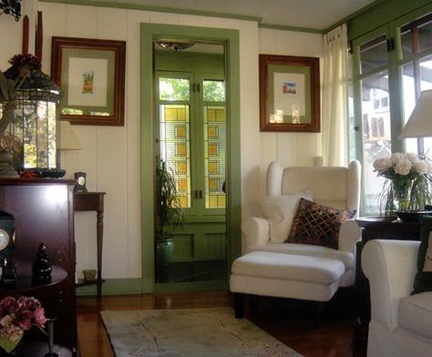 Door Cream Walls Green Trim, Cream Walls With Green Trim, Green Trim Bedroom, Light Green Walls Dark Green Trim, White Walls Green Trim, Light Green Walls Living Room, Green Trim White Walls, Green Trim Interior, Kitchen Green Walls