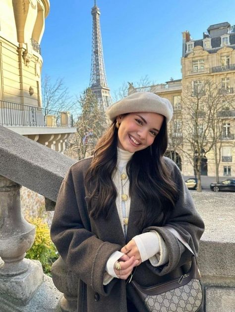 Beret Winter Outfit, Outfits With Berets, Paris Outfits Aesthetic, Beret Outfits, Beret Outfit, Elegant Hats, Paris Outfits, Outfits With Hats, Casual Winter Outfits