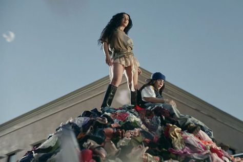 Billie Eilish, Charli XCX climb mountain of panties, rework Daft Punk in 'Guess' video: 'Bite it, lick it' Eric Prydz, Trailer Film, Hayley Williams, Youtube Videos Music, Charli Xcx, Music Memes, Lorde, Paramore, Billie Eilish