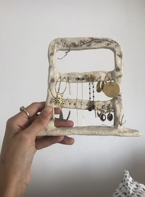 Cute Ceramic Jewelry Holder, Earring Holder Ceramic, Cool Clay Ideas Aesthetic, Clay Earing Holders, Pottery Aesthetic Ideas, Hand Ceramics Ideas, Joyeros Aesthetic, Clay Projects Aesthetic, Diy Jewelry Holder Clay