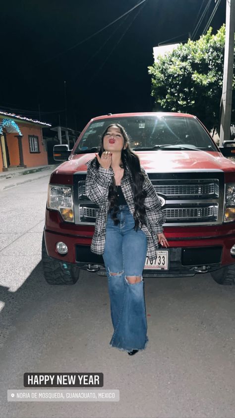 Truck Meet Outfits Mexican, Winter Cowgirl Outfits Party, Cold Jaripeo Outfits, Jaripeo Aesthetic, Vaquera Outfit Mexican Winter, Winter Vaquera Outfits, Ootd Vaquero, Rancho Outfits, Winter Cowgirl Outfit