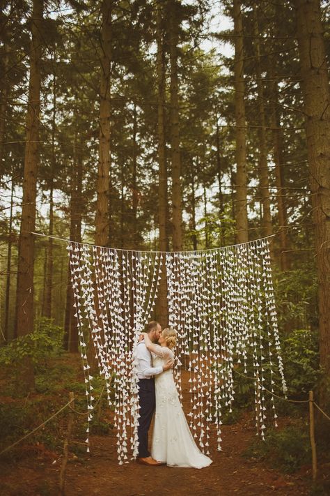 Outdoor Wedding Backdrops, Campground Wedding, Diy Outdoor Weddings, White Lanterns, Flower Curtain, Camp Wedding, Relaxed Wedding, בר מצווה, Tent Wedding