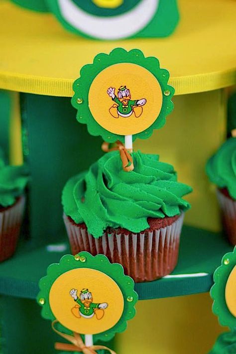 Oregon Duck cupcake toppers Duck Snacks, Oregon Ducks Party, Duck Cupcakes, Duck Party, Duck Cake, Ducks Football, Graduation Party Diy, Family Lunch, Duck Pond