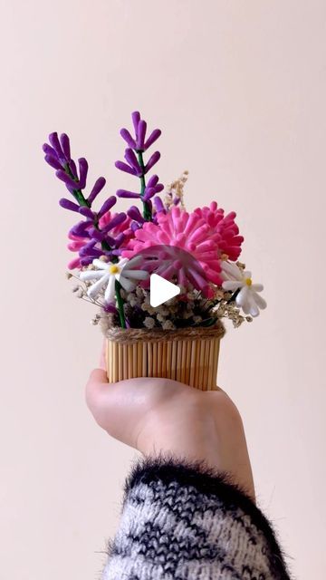 Khoroshenko Anastasiia on Instagram: "Making a bouquet of flowers using cotton buds 🌺🌸🌹

#artideas #artidea #diy #craft #easyideas #decor #diycrafts #diyhomedecor" Earbuds Flowers, Ear Buds Craft Ideas, Earbud Craft, Cotton Buds Craft, Earbuds Diy, Making A Bouquet, Diy Flower Pots, A Bouquet Of Flowers, Finger Print