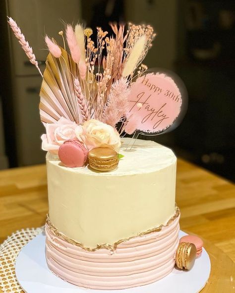 Pink Buttercream Cake, Pink Buttercream, 25th Birthday Cakes, Boho Cake, Unique Birthday Cakes, 60th Birthday Cakes, 21st Birthday Cakes, Elegant Birthday Cakes, Cute Cake