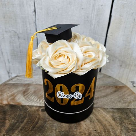 Graduation Box Eternal Roses 👩‍🎓 💐🎈✨️ Dm To Order 💌 Limited Availability #eternalroses #graduation #2024 #explorepage #Personalized #balloons #giftideas Gift Box Ideas Graduation, Graduation Flower Bouquet, Graduation Box, Graduation Flowers, Eternal Roses, Graduation Party Planning, Graduation 2024, Graduation Cookies, Personalized Balloons