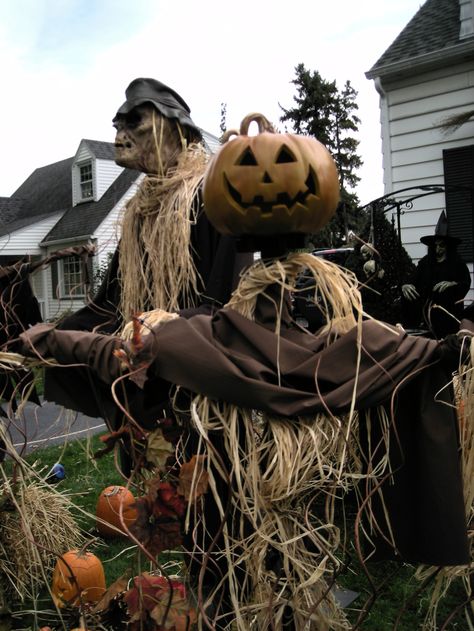 haunted pumpkin patch Scarecrow Display, Easy Outdoor Halloween Decorations, Diy Halloween Dekoration, Halloween 2010, Cheap Diy Halloween Decorations, Exterior Garden, Dekorasi Halloween, Halloween Forum, Halloween Outside