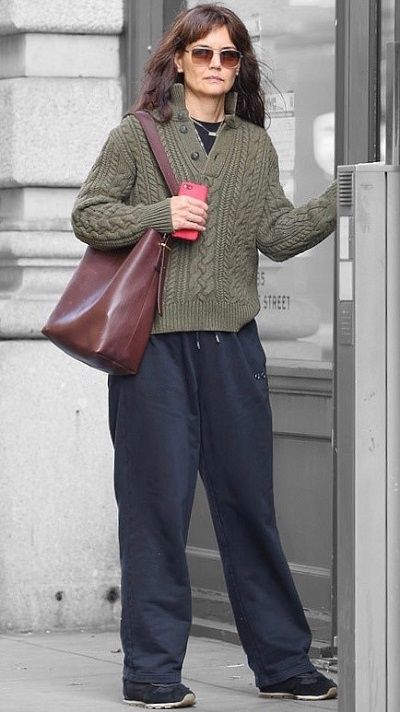 Artist Uniform, Katie Holmes Street Style, Katie Holmes Outfits, Katie Holmes Style, Modern Mom Style, Tomboy Femme, Rockstar Gf, Fashion Blogs, Style 2023