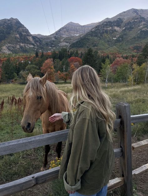 Western Granola Aesthetic, Country Granola Aesthetic, Pretty Horse Pictures, Granola Cowgirl, Granola Girl Hair, Western Core, Cowgirl Core, Horse Girl Aesthetic, Miley Stewart Summer