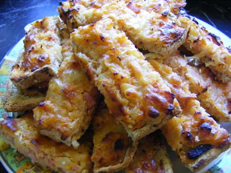 We make this in the school cafeteria every day for morning tea. Its quick, easy, economical, and yummy! Savoury Toast, Morning Tea Ideas, Savory Snack Recipes, Savoury Slice, Savoury Finger Food, Tea Ideas, Morning Tea, Thermomix Recipes, Toast Recipes