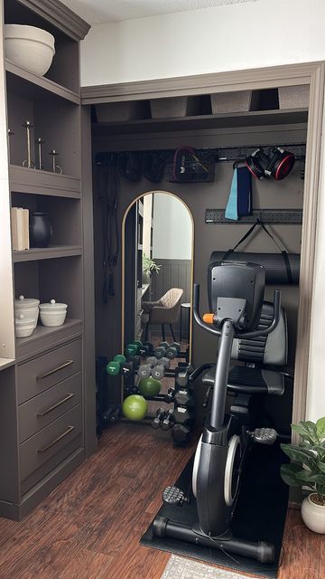 Seth and Sheyenne! on Instagram: "We weren’t using this closet in our office to it’s full potential soooo I got the idea to make it into a WORKOUT CLOSET!💪🏽 The @harttoolsusa Garage Storage Rail Kit worked perfectly to organize & display workout equipment!👏🏽 I’m excited to have a workout space & this was the perfect project to start the new year! #sponsor #DoItWithHART #diy #homegym #homeworkout #smallspaces #diyprojects #doityourself #workout #smallspaceliving #diyhome #workoutmotivation #d Peloton In Closet, Gym In Closet, Gym In A Closet, Closet Gym Ideas, Small Garage Gym Ideas Layout, Gym Clothes Organization, Open Closet Storage, Office/workout Room, Gym Guest Room