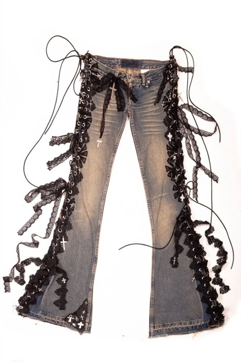 Triple T, Ropa Upcycling, Lace Jeans, Fashion Unique, Easy Trendy Outfits, Fashion Inspiration Design, Fashion Mistakes, Goth Outfits, 2000s Fashion