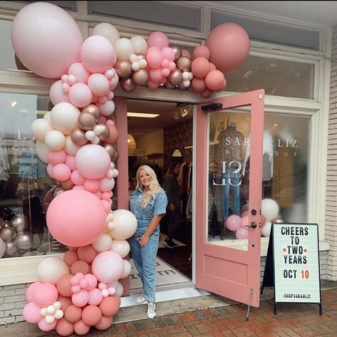 MomsKloset Balloon Boutique on Instagram: “This past week we celebrated so many business anniversaries!! Congrats to all these boss babes for letting us be part of your milestones…” Salon Balloon Arch, Shop Opening Balloon Decoration, Boutique Anniversary Ideas, Boutique Birthday Party Ideas, Shop Opening Decoration Ideas, Boutique Grand Opening Ideas, Grand Opening Ideas Business Decorations, Business Balloons, Balloon Boutique