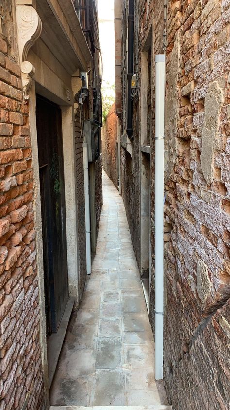 Gorgeous Narrow Alley in Venice, Italy.  Photographer:  Natalie Wallace Narrow Alley, Cute Old Couples, Book Vibes, Old Couples, Art Practice, Venice Italy, 12 Days, Florence, Cityscape