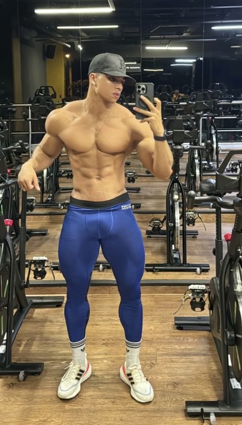 Men’s Training Gear Hot Gym Outfits, Buff Men, Gym Pics, Best Bodybuilder, Fitness Career, Buzz Cuts, Gym Boy, Leg Training, Gym Guys