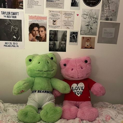 Bear Cute Aesthetic, Happy Heart Day, Aesthetic Doll, Frog Doll, Build A Bear Outfits, Happy Hearts Day, Bear Cute, Doll Aesthetic, Red Tour