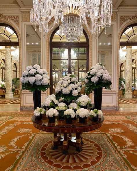 Nyc Room, The Plaza Hotel Nyc, Nyc Rooms, Luxury Resort Hotels, Hotel Flowers, The Plaza Hotel, Classical House, Palace Interior, Hallway Wall Decor