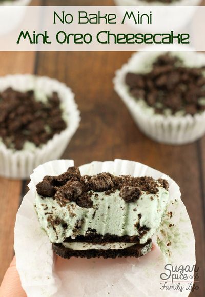 Do you like no bake cheesecake, mini cheesecakes, mint cheesecake and oreo cheesecake? You can have it all with these No Bake Mini Mint Oreo Cheesecakes. They are so easy to make that even kids can do it. They will especially love the oreo cookie crust. T No Bake Cheesecake Mini, Mint Oreo Cheesecake, Mini No Bake Cheesecake, Mint Cheesecake, Oreo Cheesecake Recipes, Oreo Cookie Crust, Mint Oreo, Cheesecake Mini, Bake Cheesecake