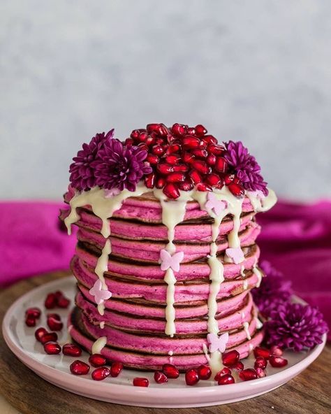 Avido Food 🥑 on Instagram: “VEGAN PINK PITAYA PANCAKES with white chocolate and pomegranate seeds 😍 I hope you like them 💕 Made by @andreeasbreakfast 💕💕 ⠀ 🌱…” Pancake Images, Breakfast Pancakes Recipe, Dessicated Coconut, Pink Pitaya, Breakfast Pictures, Fruit Pancakes, Strawberry Pancakes, Crepes And Waffles, Saying Hi