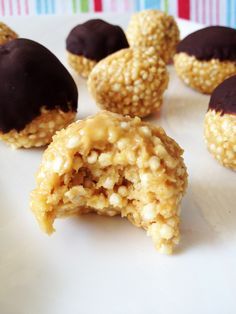 Puffed Quinoa Peanut Butter Balls - Vegan & Gluten-Free  - gepuffter Quinoa ist nicht lowcarb aber für LOGI schon okay auf Grund des super geringen Gewichtes isst man nur ein paar Gramm Quinoa Peanut Butter, Quinoa Balls, Puffed Quinoa, Peanut Butter Balls Recipe, Butter Balls, Peanut Butter Balls, Agave Nectar, Rice Krispie Treats, Rice Krispie