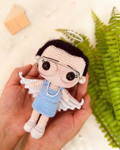 Soy Janice | Amigurumis personalizados on Instagram: "Angelitos personalizados 💐🕊 ⠀⠀⠀⠀⠀⠀⠀⠀⠀ Y desde el cielo infinito, todos tenemos un ángel que nos cuida… ⠀⠀⠀⠀⠀⠀⠀⠀⠀ Gracias Angeli por permitirnos personalizar a tu abuelita, quien hoy no se encuentra físicamente a tu lado pero este pequeño pero hermoso detalle te permitirá sentirla un poquito más cerquita 🤍 ⠀⠀⠀⠀⠀⠀⠀⠀⠀ Muchas gracias por confiar en nosotras para un detalle realmente único ✨ ⠀⠀⠀⠀⠀⠀⠀⠀⠀ Pedidos al DM 💌 . . . . #amigurumi #amigur Amigurumi, Angel, Novelty Christmas, Christmas Ornaments, Holiday Decor, Crochet, On Instagram, Instagram