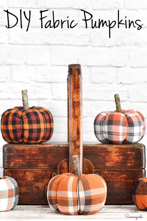 fabric pumpkins Make Fabric Pumpkins, Country Halloween Decor, Easy Diy Fall Crafts, Diy Fall Crafts, Diy Halloween Food, Fall And Halloween Decor, Halloween Bandana, Block Pumpkins, Fall Crafts For Adults